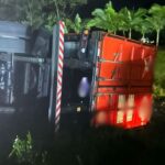 Caminhão tomba na BR-101 após saída de pista em Garuva (SC)