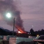 URGENTE: Fogo atinge galpão no Bairro Limoeiro em Brusque; VÍDEO