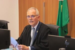 Desembargador de Brusque Carlos Civinski preside sua última sessão no TRE-SC