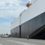 Navio com 430 veículos de luxo atraca no Porto de Itajaí e movimenta setor
