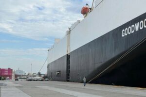 Navio com 430 veículos de luxo atraca no Porto de Itajaí e movimenta setor