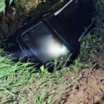 Carro sai da pista e vai parar às margens do Rio Itajaí-Mirim