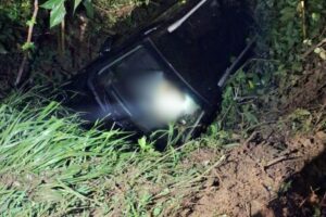 Carro sai da pista e vai parar às margens do Rio Itajaí-Mirim