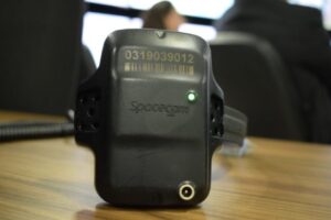 Justiça de SC manda monitorar com tornozeleira homem sem pernas