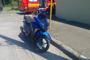 VÍDEO: Colisão entre carro e moto deixa pai e filha feridos no Centro de Brusque