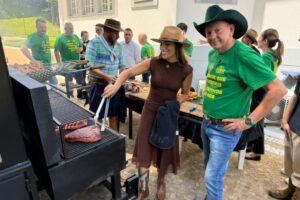 Luciano Hang recebe chef e influenciadora Ju Lima em visita a Brusque