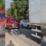 Motociclista sofre fratura após colisão com caminhão no bairro Bateas