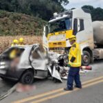 Tragédia na BR-470: dois adultos e duas crianças morrem após carro colidir em carreta