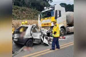 Tragédia na BR-470: dois adultos e duas crianças morrem após carro colidir em carreta