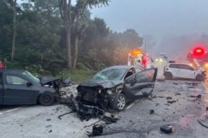 Jovem fica inconsciente após colisão com cinco veículos em São Bento do Sul