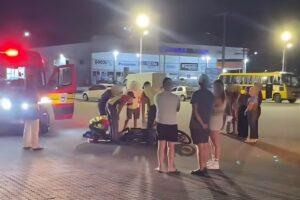 Colisão entre moto e carro deixa mulher ferida em Brusque