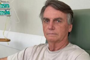 Bolsonaro apresenta piora na função renal e permanece na UTI em Brasília