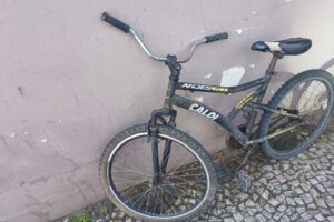 VÍDEO: Ciclista fica ferido após ser atingido por carro em Brusque