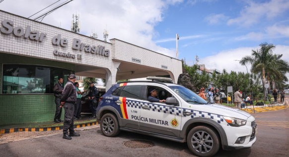 Moraes nega livre acesso de filhos de Bolsonaro à prisão domiciliar