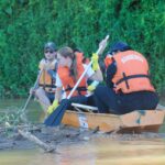 Descida do rio mobiliza equipes em Brusque e retira lixo do Rio Itajaí-Mirim
