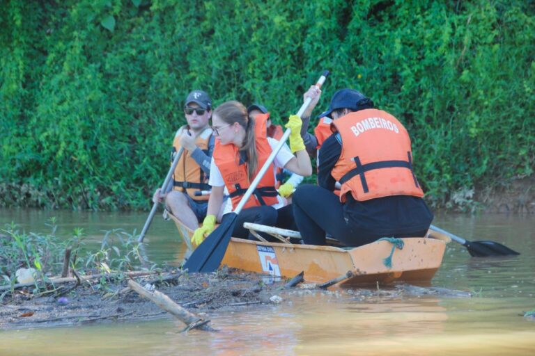 Descida do rio mobiliza equipes em Brusque e retira lixo do Rio Itajaí-Mirim