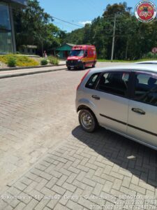 Menina de 8 anos cai de carro em movimento durante curva em Guabiruba