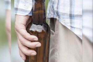 Após ingerir álcool, motorista bate em carro estacionado no Centro de Brusque