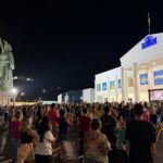 Fiéis lotam estacionamento da Havan de Brusque para o Rosário da Madrugada com Frei Gilson