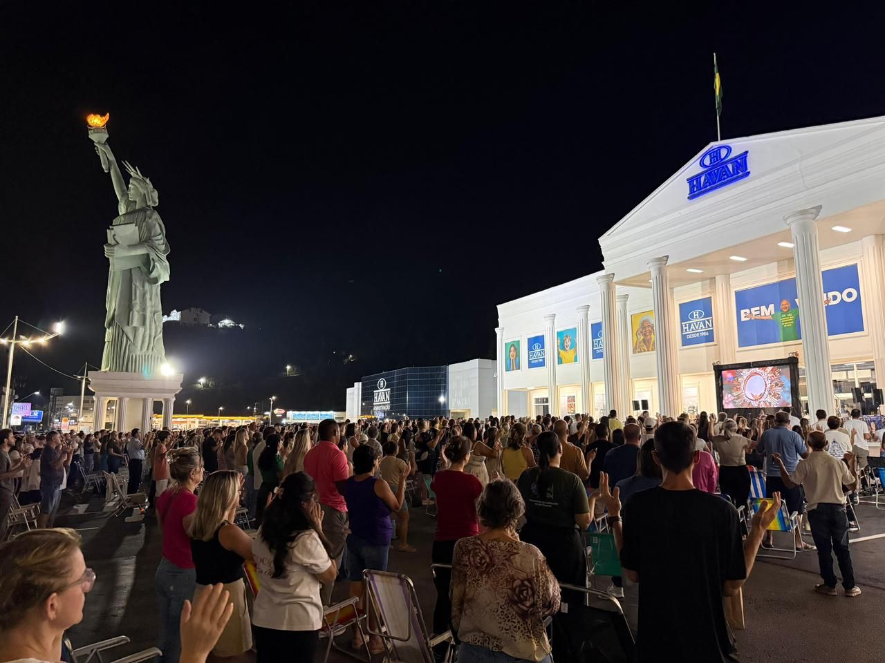 VÍDEO – Fiéis lotam estacionamento da Havan de Brusque para o Rosário da Madrugada com Frei Gilson