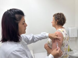 Mais de 1,3 mil pessoas são vacinadas contra a gripe no Dia D em Brusque