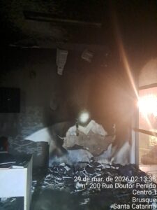 VÍDEO – Incêndio atinge prédio da Defesa Civil de Brusque durante a madrugada