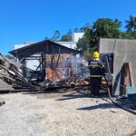 Incêndio atinge residência e mobiliza bombeiros no bairro Bateas, em Brusque