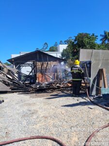 Incêndio atinge residência e mobiliza bombeiros no bairro Bateas, em Brusque