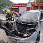 Incêndio atinge carro de aplicativo no bairro Azambuja, em Brusque