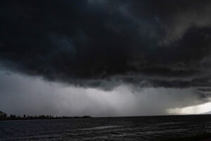 Frente fria provoca virada no tempo em SC com chuva forte, temporais e queda nas temperaturas