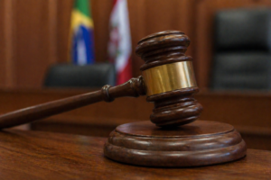 Homem que tinha 170 munições e tentou matar mulher é condenado a 41 anos