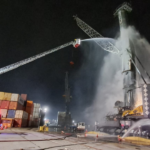 Incêndio de grandes proporções destrói guindaste no Porto de Itajaí durante a noite