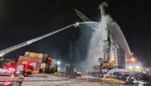 Incêndio de grandes proporções destrói guindaste no Porto de Itajaí durante a noite