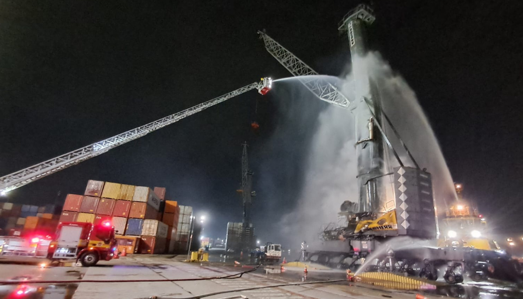 Incêndio de grandes proporções destrói guindaste no Porto de Itajaí durante a noite