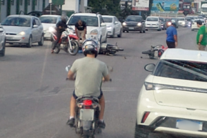 Duas motos colidem no bairro Souza Cruz, em Brusque