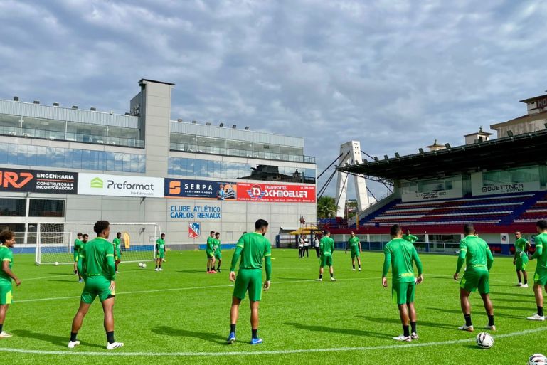 Bruscão treina de olho no Maringá (PR)