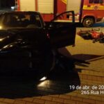 Motociclista é arremessado após colisão com carro e fica ferido em Brusque