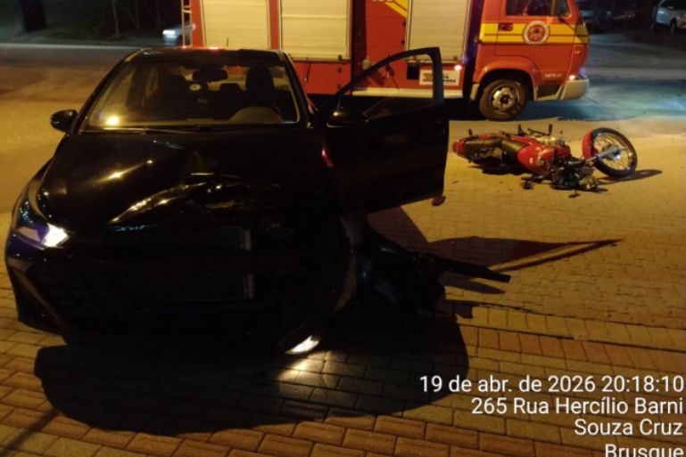 Motociclista é arremessado após colisão com carro e fica ferido em Brusque