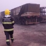 Homem fica ferido após incêndio atingir carretas em Rio Negrinho (SC)