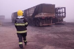 Homem fica ferido após incêndio atingir carretas em Rio Negrinho (SC)