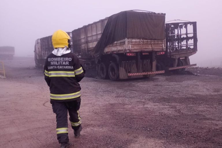 Homem fica ferido após incêndio atingir carretas em Rio Negrinho (SC)
