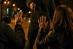 Vítimas são feitas reféns durante assalto e deixadas às margens da BR-470