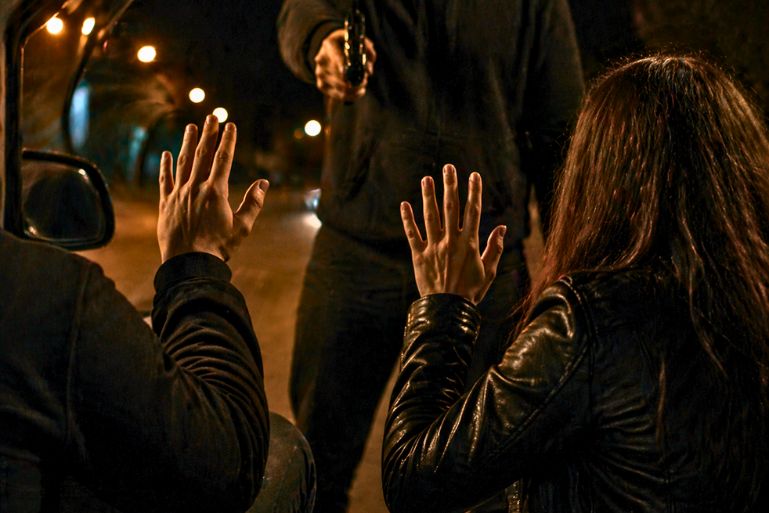 Vítimas são feitas reféns durante assalto e deixadas às margens da BR-470