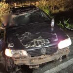 Carro capota após colisão com carretinha e criança fica ferida