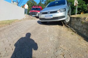 Saída de pista mobiliza bombeiros na rodovia Ivo Silveira em Brusque