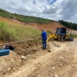 Equipes ampliam rede de água na rua Zulmira Raizer, no bairro Nova Brasília