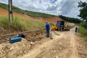Equipes ampliam rede de água na rua Zulmira Raizer, no bairro Nova Brasília