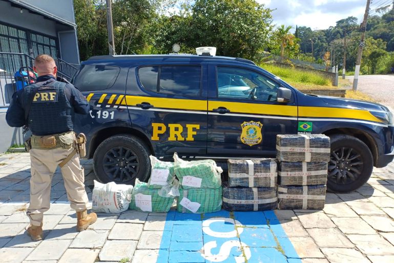 VÍDEO: PRF apreende mais de 160 quilos de maconha no Alto Vale do Itajaí