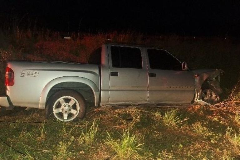 Motorista fica ferido após saída de pista na Rod. Antônio Heil