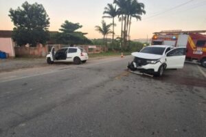 Colisão frontal na SC-412 em Gaspar deixa cinco pessoas feridas